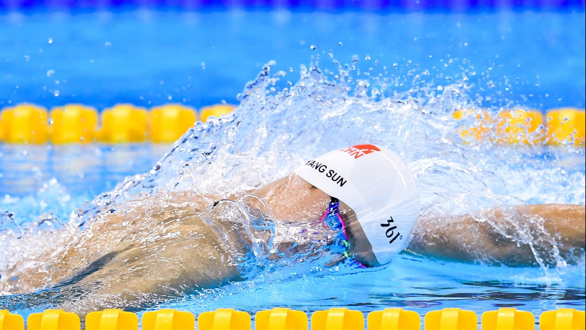 女篮姑娘用汗水换来掌声与尊重,女篮女生