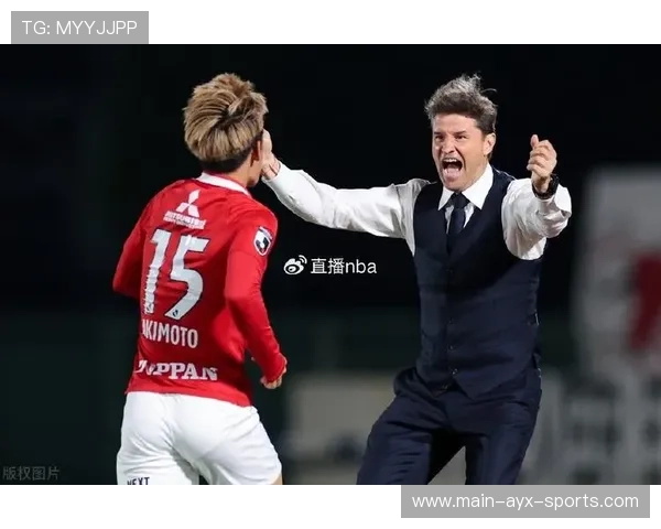 武汉三镇菲尔米诺回撤补位，断球后直接转移到弱侧