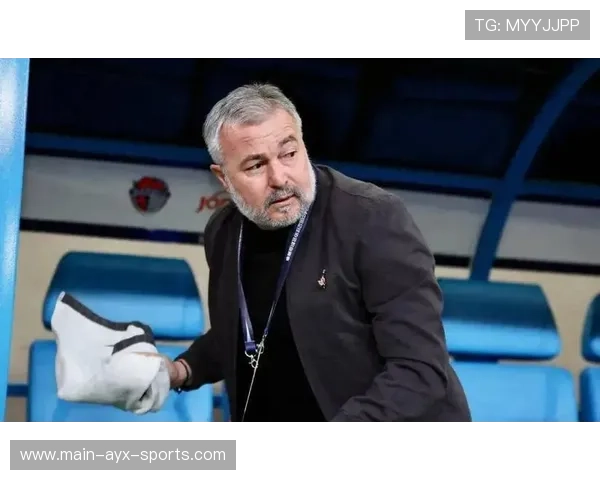 青岛海牛亚森演练五后卫，扣7分高压下死守每一个关键分球